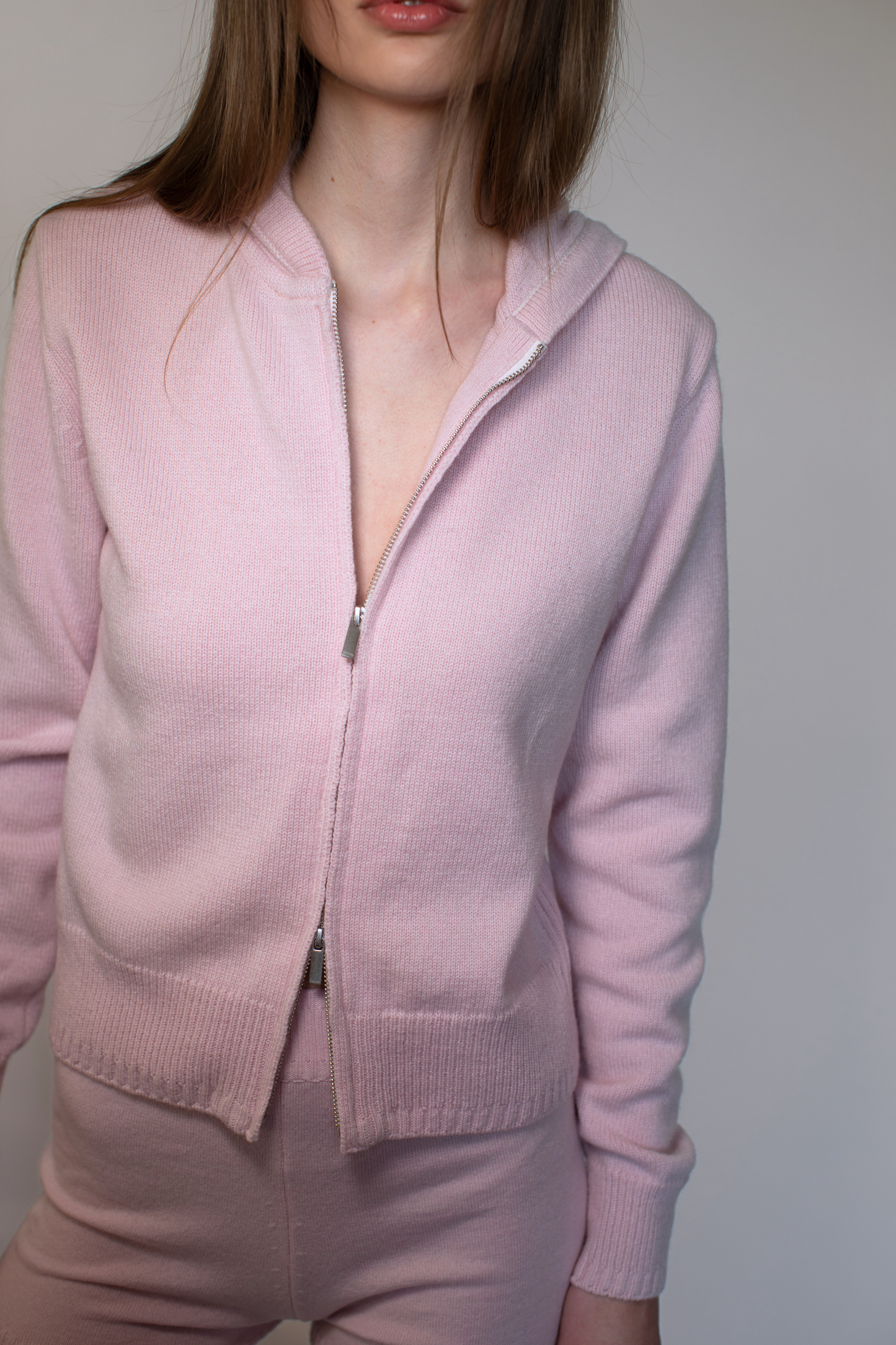 Women’s soft pink cashmere zip hoodie styled with matching knit shorts. - farbe-rosa