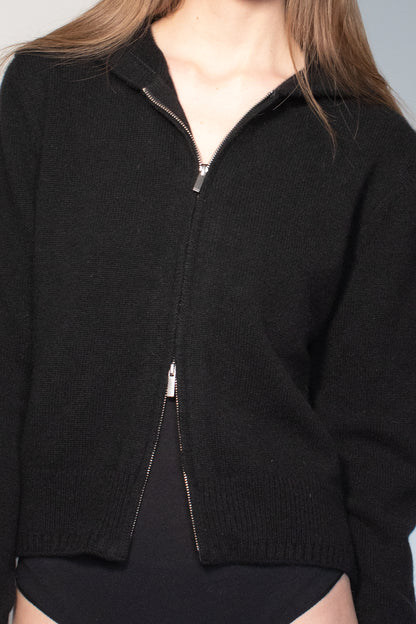Detail shot of black cashmere zip hoodie with double zipper and fine ribbed knit texture. - farbe-schwarz