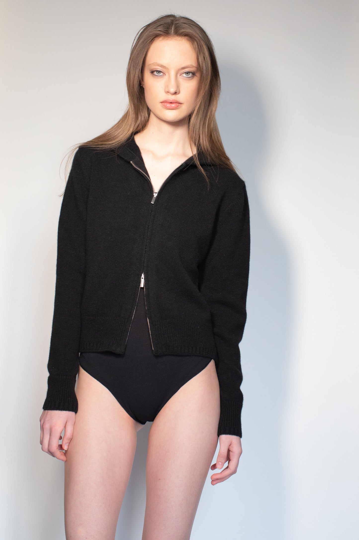 Black cashmere zip hoodie for women with relaxed fit and minimalist design, front view. farbe-schwarz