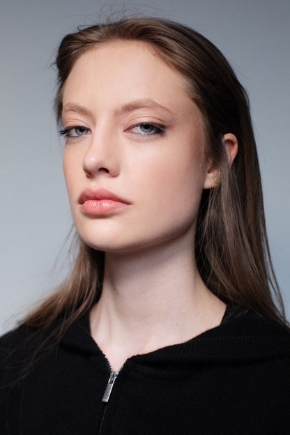 Close-up portrait of black cashmere zip hoodie with minimalist silver zipper detail. - farbe-schwarz