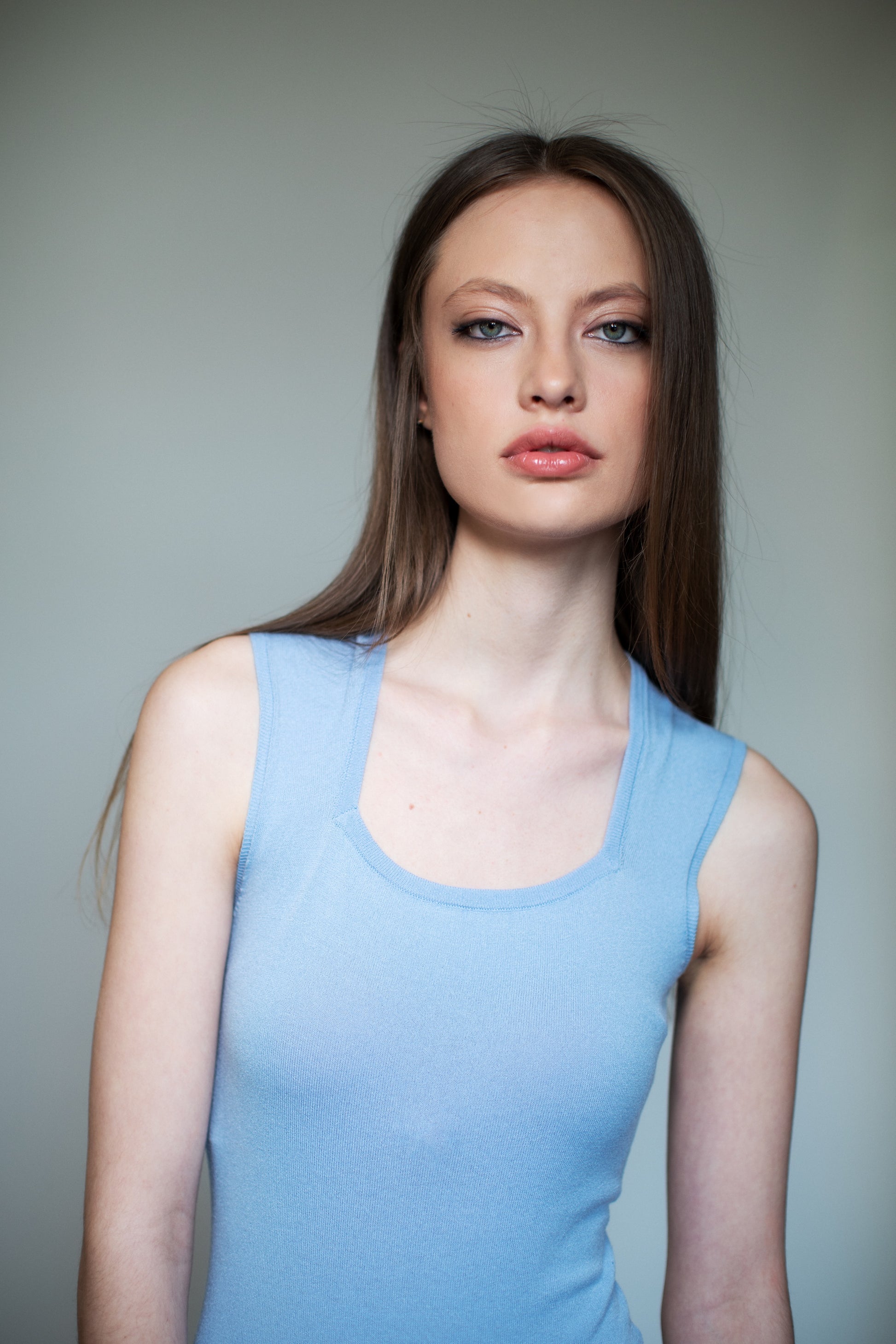Women’s sky blue knit bodysuit with wide straps and minimalist silhouette. -farbe-hellblau