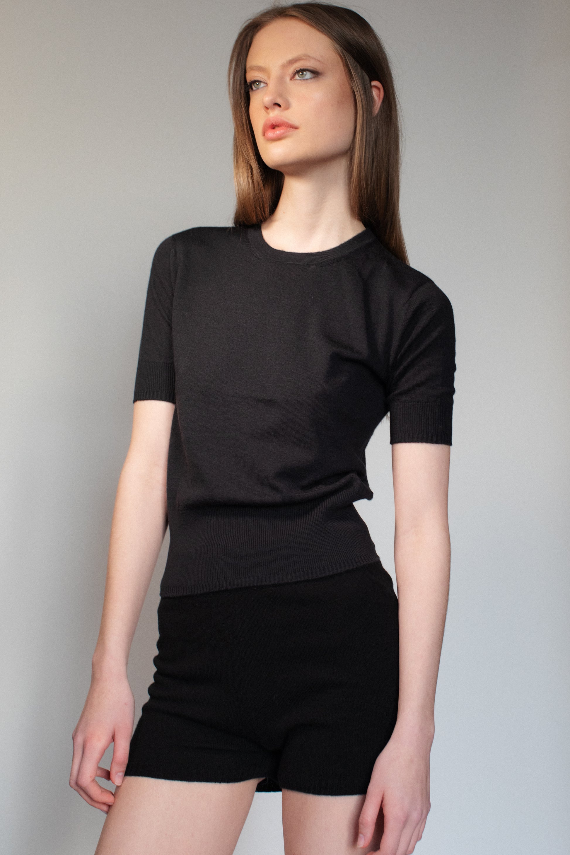 Women's seamless fine knit T-shirt made in Italy from 70% mercerized wool and 30% silk with a clean minimalist silhouette. farbe-schwarz