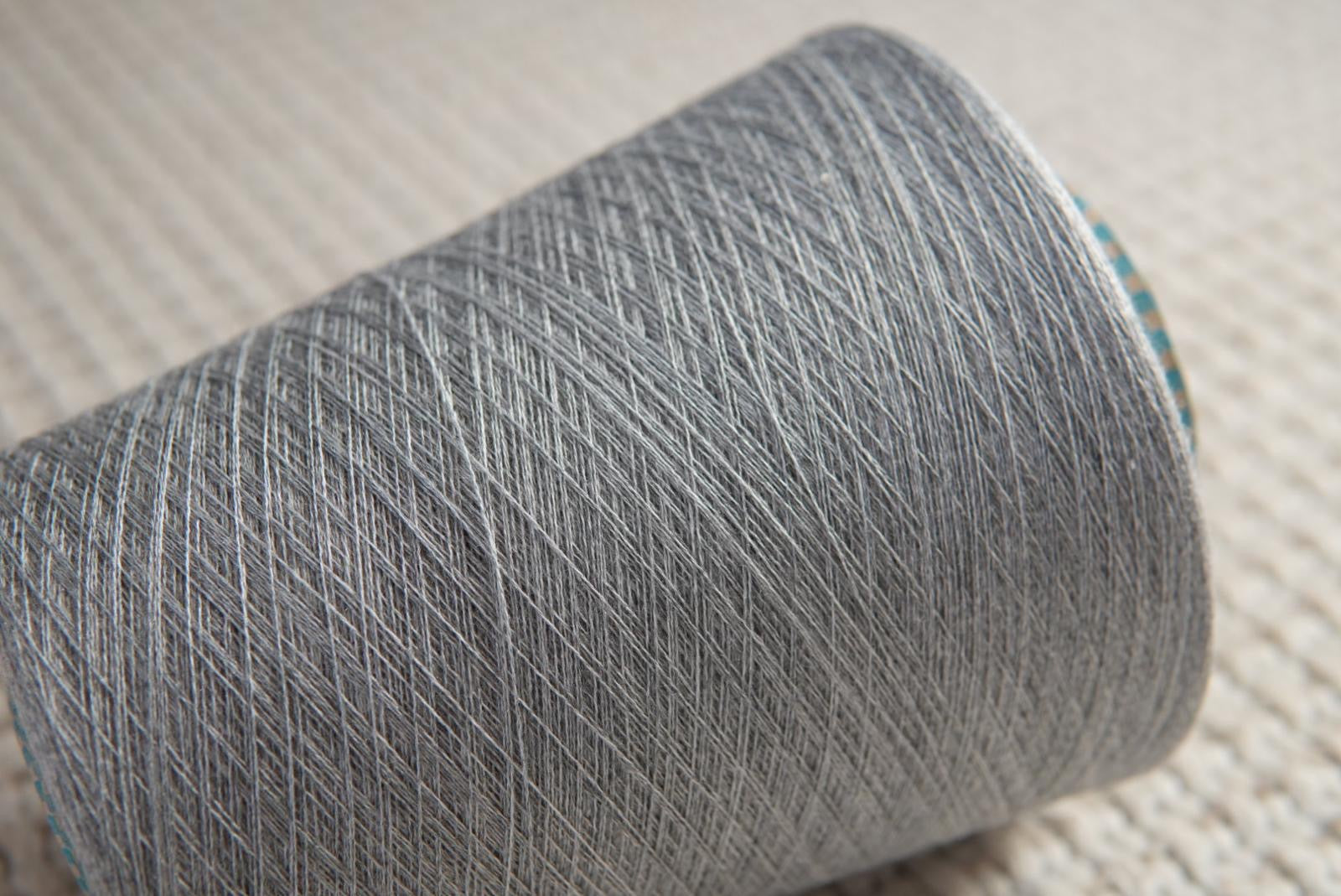 Graues Feinstrickgarn aus italienischem Garn für CORINN